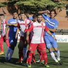 Fran Moreno i Guillem Martí, entre diversos defenses de l’Espanyol B dissabte passat a Mollerussa.