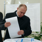 Putin, votant ahir en un col·legi electoral a Moscou.