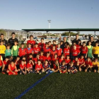 Els nens i els tècnics de la FCBEscola ahir als camps federatius de Torrefarrera.