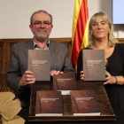 Joan Reñé i Montse Macià, ahir a l’IEI amb exemplars de l’obra.