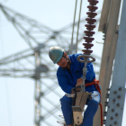Un treballador en una línia elèctrica