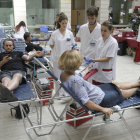 Alguns dels donants de sang que van participar ahir en la marató de la Biblioteca de Lleida.