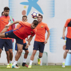 Gerard Piqué intenta rematar d’esperó durant l’entrenament d’ahir a la Ciutat Esportiva.