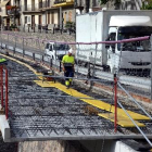 L’estructura del voladís que suportarà la plataforma per on discorrerà el nou carril de l’N-260.