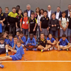 Nens de l’EFS Comtat d’Urgell amb representants de tots dos clubs i autoritats.
