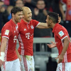 Xabi Alonso, Robben i Thiago celebren un dels gols del Bayern.