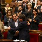 Carles Puigdemont abraça el vicepresident, Oriol Junqueras.