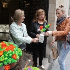 Una ciutadana col·labora, ahir, amb la iniciativa Una Flor per a un Projecte.