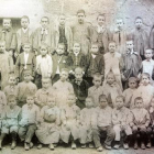 Fotografia datada el 1904 d’una classe de Francesc Navall (a la dreta) amb 42 alumnes a l’escola de Puigverd d’Agramunt.