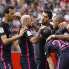 Neymar celebra amb els seus companys un dels gols a Gijón. 