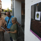 El president de l’entitat va repartir ahir cartells pel barri i va explicar la campanya a alguns veïns.
