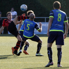 Un jugador de l’EFAC intenta controlar la pilota davant la pressió de dos futbolistes de l’Igualada.