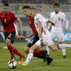 Andrés Iniesta intenta avançar davant de l’oposició d’un jugador albanès ahir durant el partit de classificació per al Mundial de Rússia del 2018.
