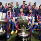 Els jugadors es van fer ahir la fotografia oficial amb els trofeus guanyats l’any passat.