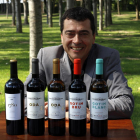 Tomás Cusiné, amb algunes de les varietats de vi del celler Castell del Remei.