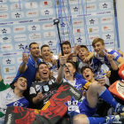 Els integrants de l’equip infantil de l’ICG Software Lleida, amb els trofeus a la mà, van immortalitzar al final del partit la gran gesta aconseguida amb un ‘selfie’.