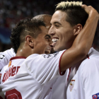 Jugadors del Sevilla celebren el gol que els va donar la victòria.