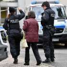 Oficials de policia parlen amb residents a Chemnitz.
