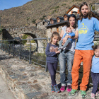 Oriol i Olalla amb els seus fills: Zoila (7), Sibil·la (4) i Ícar (1 mes).