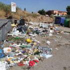 La presència de persones que remenen els contenidors deixa aquest punt del camí de la Mariola com si fos una deixalleria.