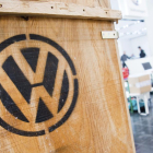 El logo de Volkswagen en una caja.