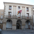 La fachada del ayuntamiento de Almenar