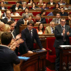 Els diputats de Junts pel Sí aplaudeixen Puigdemont després del seu discurs d’obertura mentre la resta s’estan asseguts.