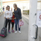 Ingrid Arilla, posant amb les seues filles Yurena i Leyre, a la porta de l’Enric Farreny ahir al matí.
