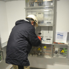 Un operari de Peusa, l’elèctrica de l’Alt Urgell, instal·lant un comptador intel·ligent.