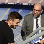 El central del Barça Gerard Piqué i el periodista de RAC1 Jordi Basté, al Camp Nou.