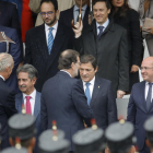 Mariano Rajoy saluda el president de la gestora del PSOE, ahir a la desfilada militar del 12 d’octubre.