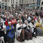 Ple a la plaça Sant Joan de Lleida ahir al migdia amb motiu del Festival de Jotes, l’acte més multitudinari de les festes del Pilar.