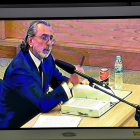 Imatge del monitor de la sala de premsa de l’Audiència Nacional de Francisco Correa, ahir durant la seua declaració.