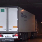 Imatge del camió que va provocar el tancament del túnel de Vielha ahir a dos quarts de tres del migdia.