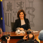 Santamaría posa davant dels fotògrafs en la roda de premsa d’ahir després del Consell de Ministres.