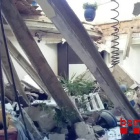 Una imatge del sostre esfondrat sobre la terrassa de l’edifici.
