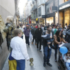 Dos de les estàtues humanes que ahir van animar l’Eix Comercial, amb les quals es van fotografiar nombrosos ciutadans.