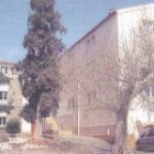 Una vista de l'edifici de l'antiga escola agraria La Ginesta.