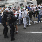 Aficionats radicals del Legia s’enfronten a agents de la Policia als voltants del Bernabéu.