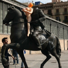Un jove va col·locar ahir una nina inflable a l’estàtua decapitada de l’exdictador.