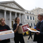 Activistes contra el desaprofitament de menjar ahir al Congrés.