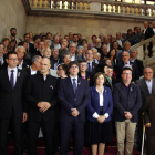 Govern, diputats i familiars de les víctimes del franquisme ahir al Parlament.