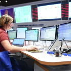 Un operador de l’ESA ahir al centre de control de Darmstadt.