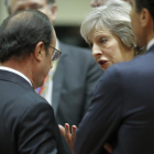 Theresa May conversa a la cimera amb Françoise Hollande.