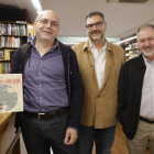 L’autor del llibre, Gil Toll, ahir amb Pere Enciso i Juan Cal.