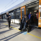 Un dels usuaris sortint del tren a l’estació de Lleida.