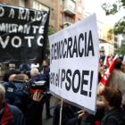 Pancartes de “No a Rajoy”, “Democràcia al PSOE” i “Barons colpistes” es van veure ahir a Ferraz.
