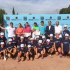 Els guanyadors i finalistes posen al costat dels aplegapilotes, directius del club i Alberto Berasategui, director del torneig.