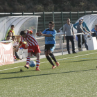 Un jugador de l’Athletic Almacelles intenta rebutjar una pilota des de la banda. 