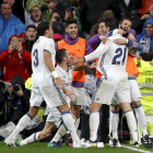 Morata és felicitat pels seus companys després de marcar el segon gol davant de l’Athletic.